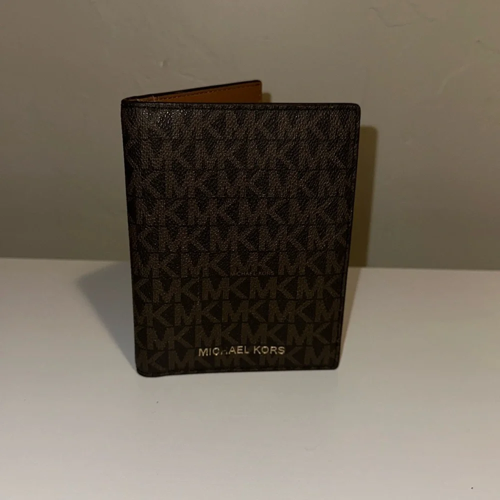 Michael Kors Card Case Holder Slim Wallet EUC - Picture 1 of 6